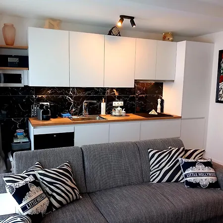 アパート Little Hollywood