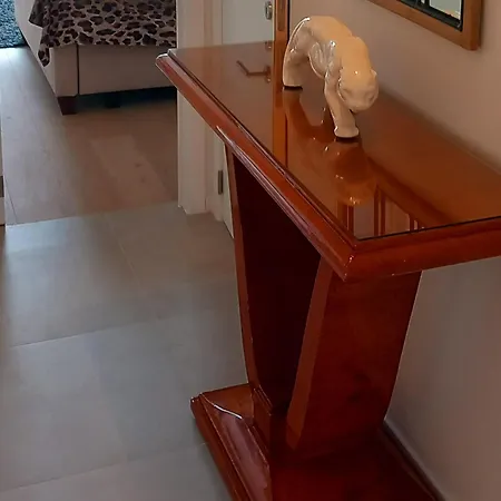 Little Hollywood Apartment